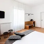 Lulom - Rooftop Boutique Rooms