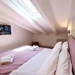 Ivi\'S House