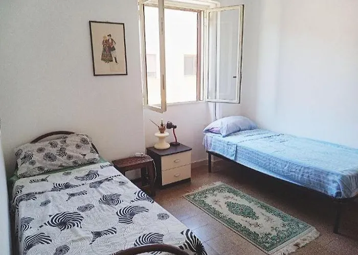 Thrifty, Quiet, Authentic Apartment With 2 Comfortable Single Beds