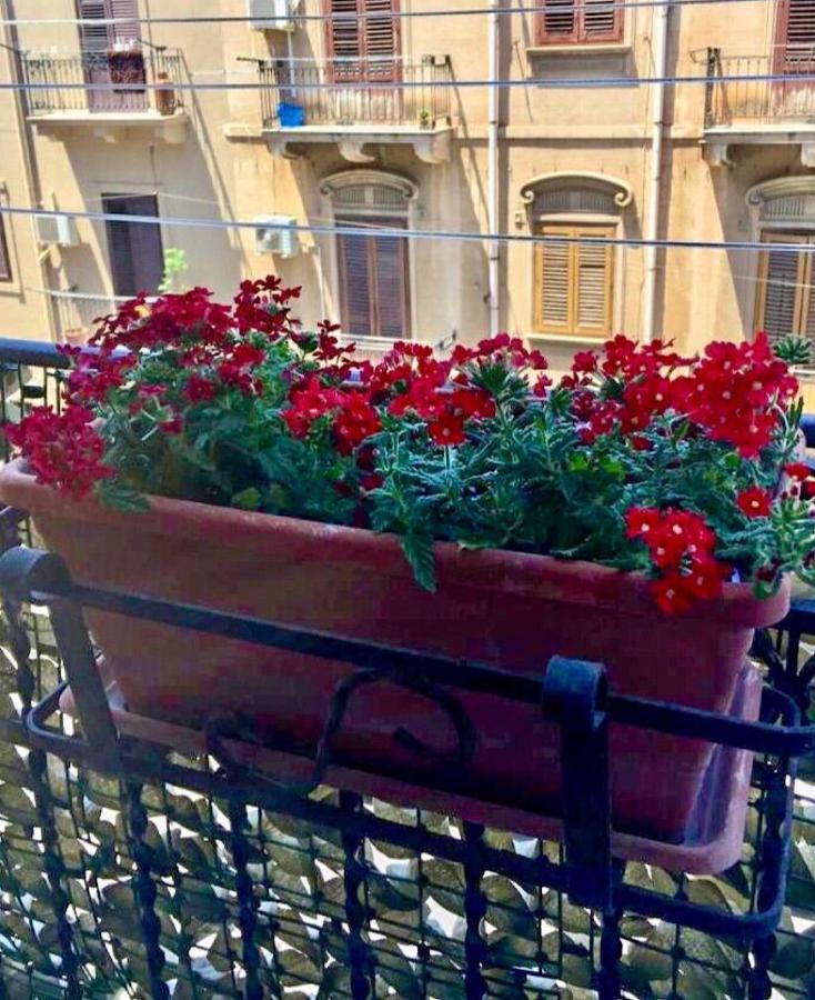 Appartamento Via Aurispa 60 *