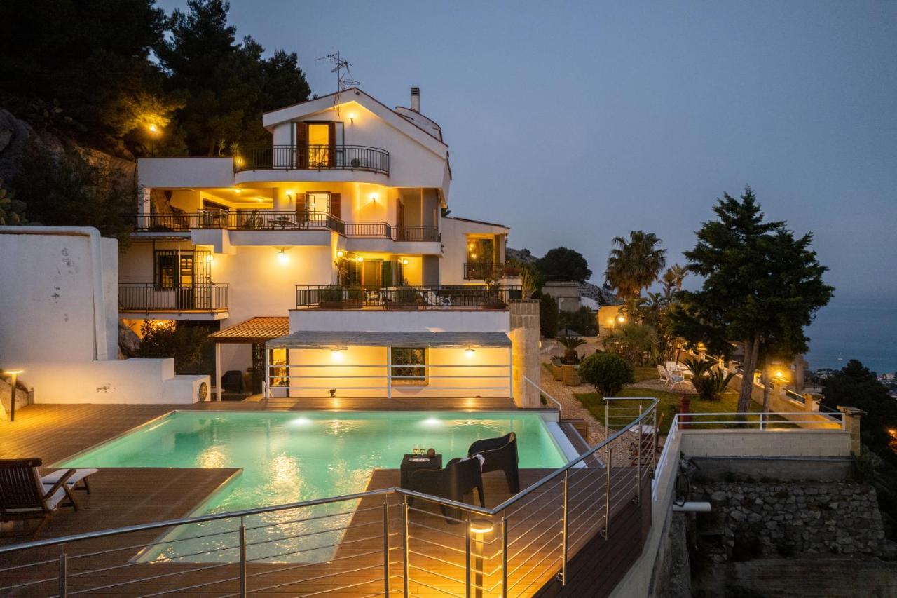 Villa Vista Mare Con Piscina Privata A Mondello Palermo