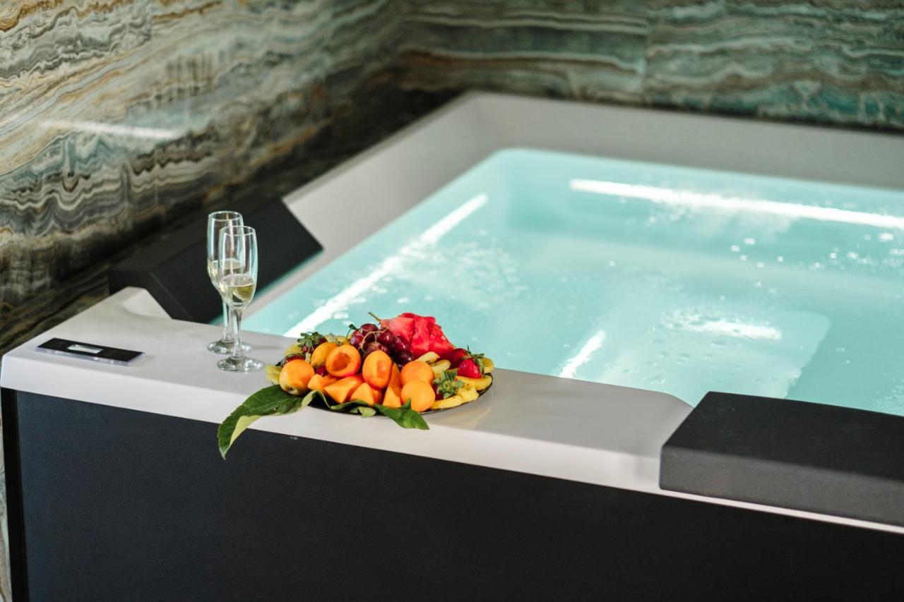 Aquasuite - Luxury Experience & *