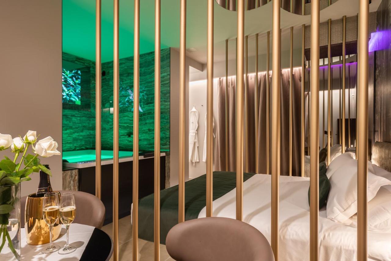 Aquasuite - Luxury Experience & *