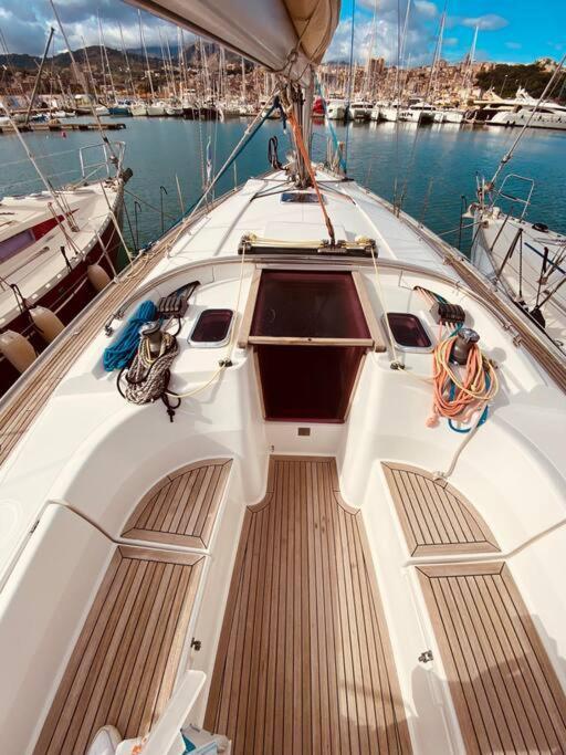 Botel Boat And Breakfast *