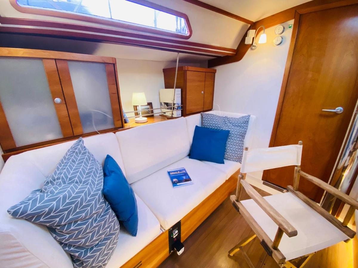 Botel Boat And Breakfast