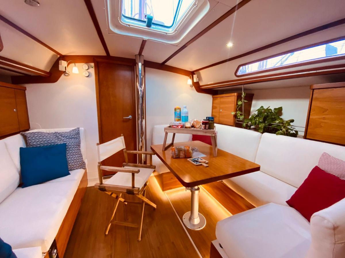 Botel Boat And Breakfast *