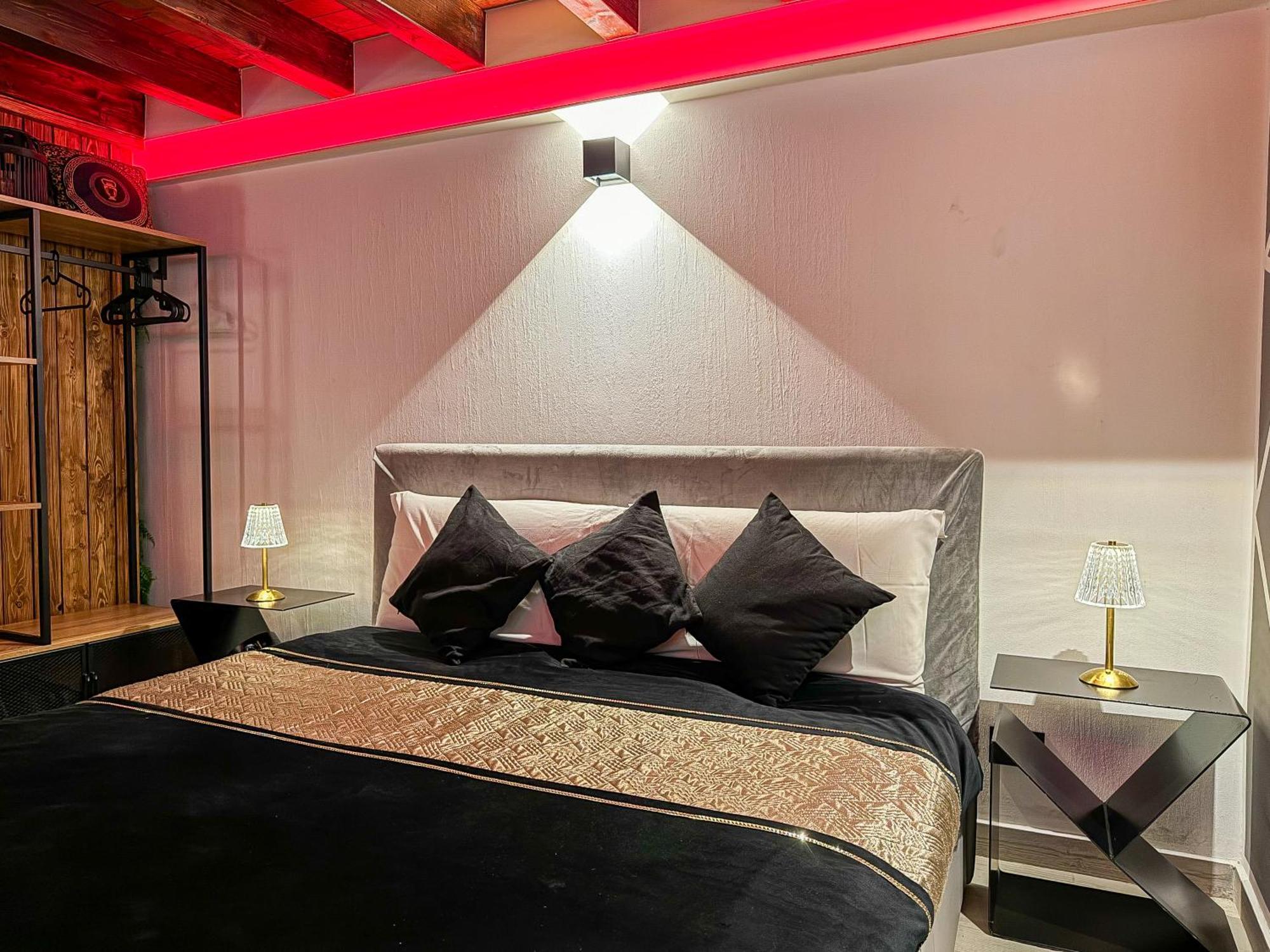 Rouge & Centro Apartment