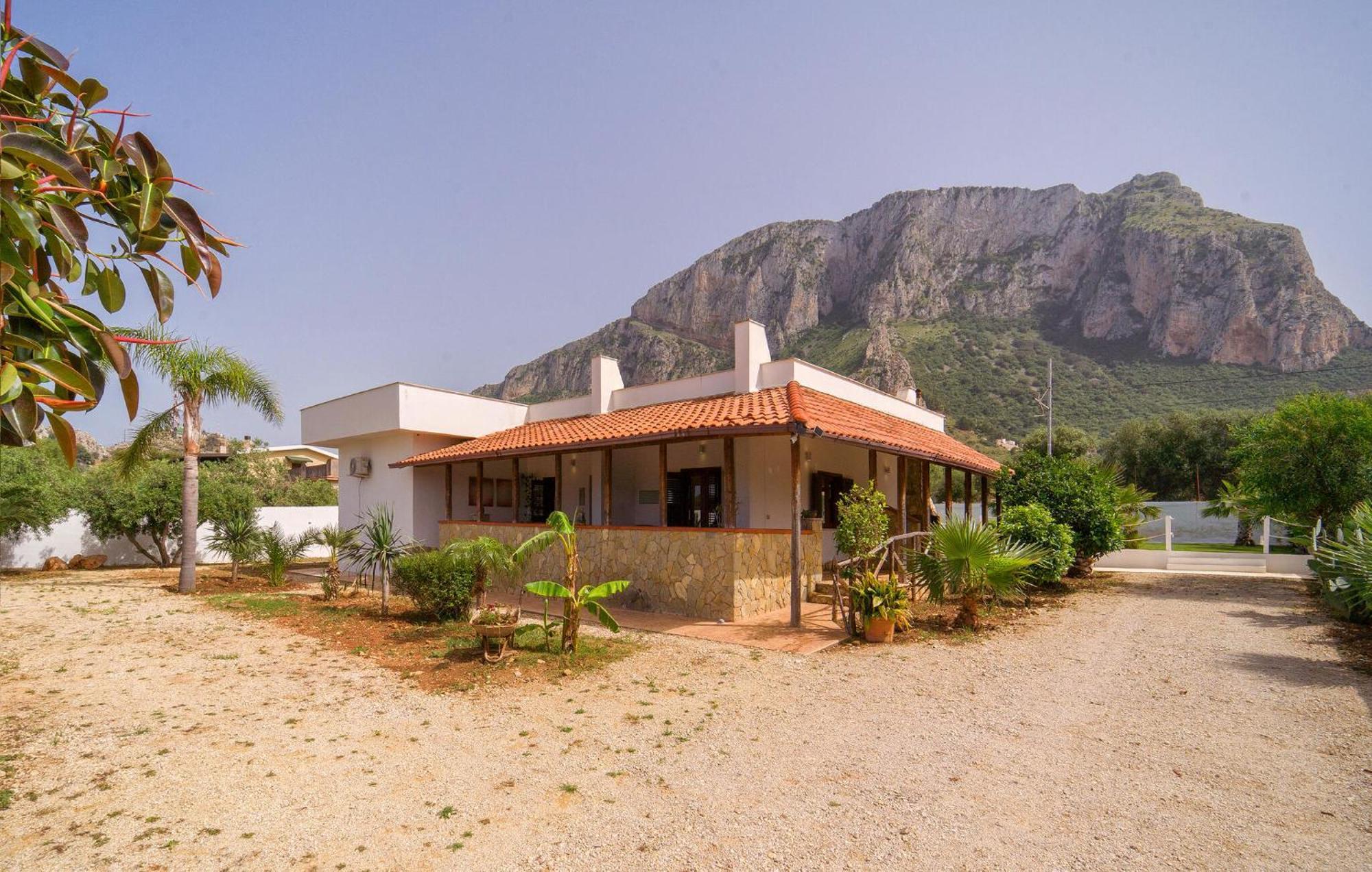 Pet Friendly In With Kitchen Holiday home