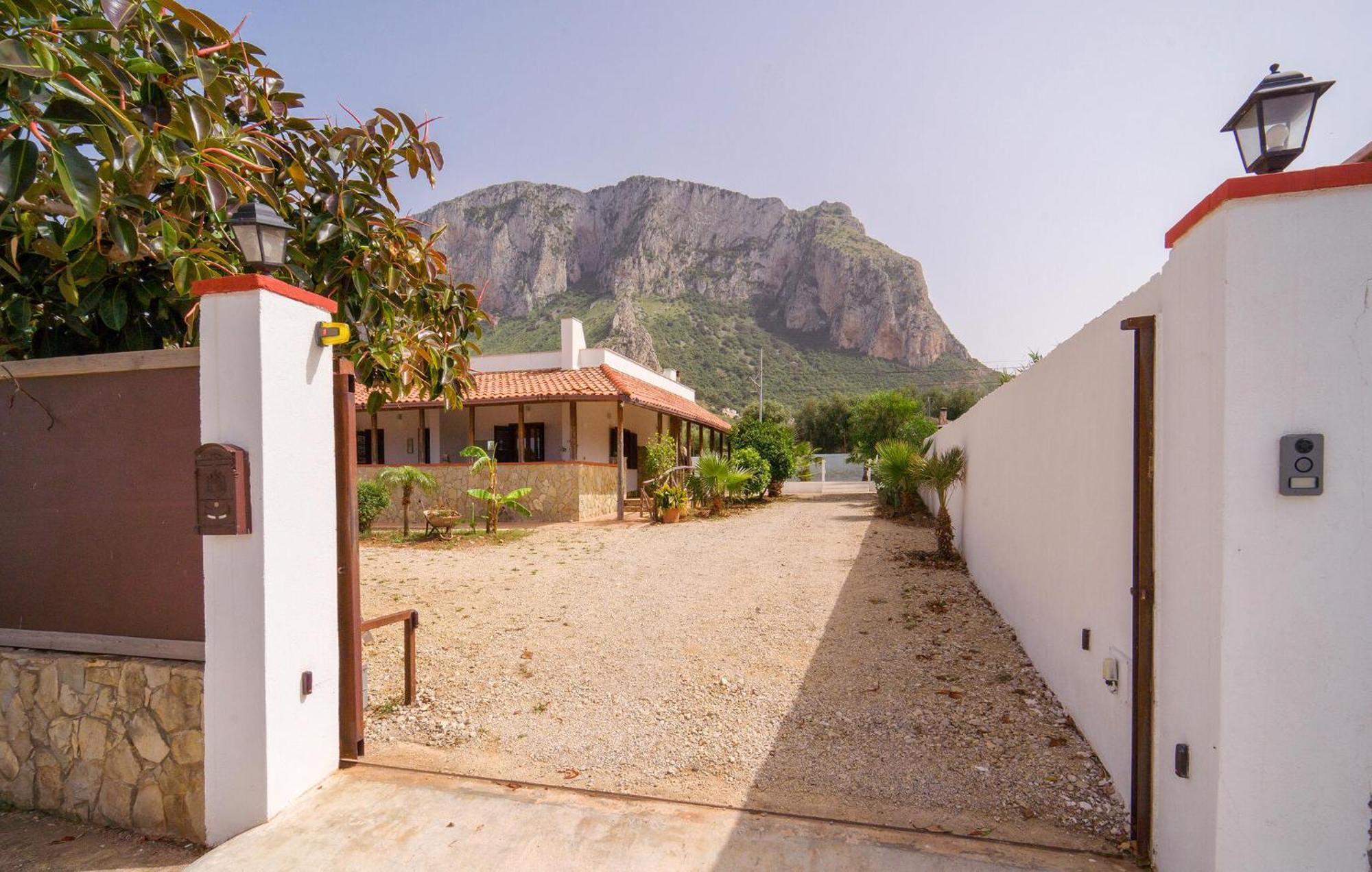 Pet Friendly In With Kitchen Holiday home *
