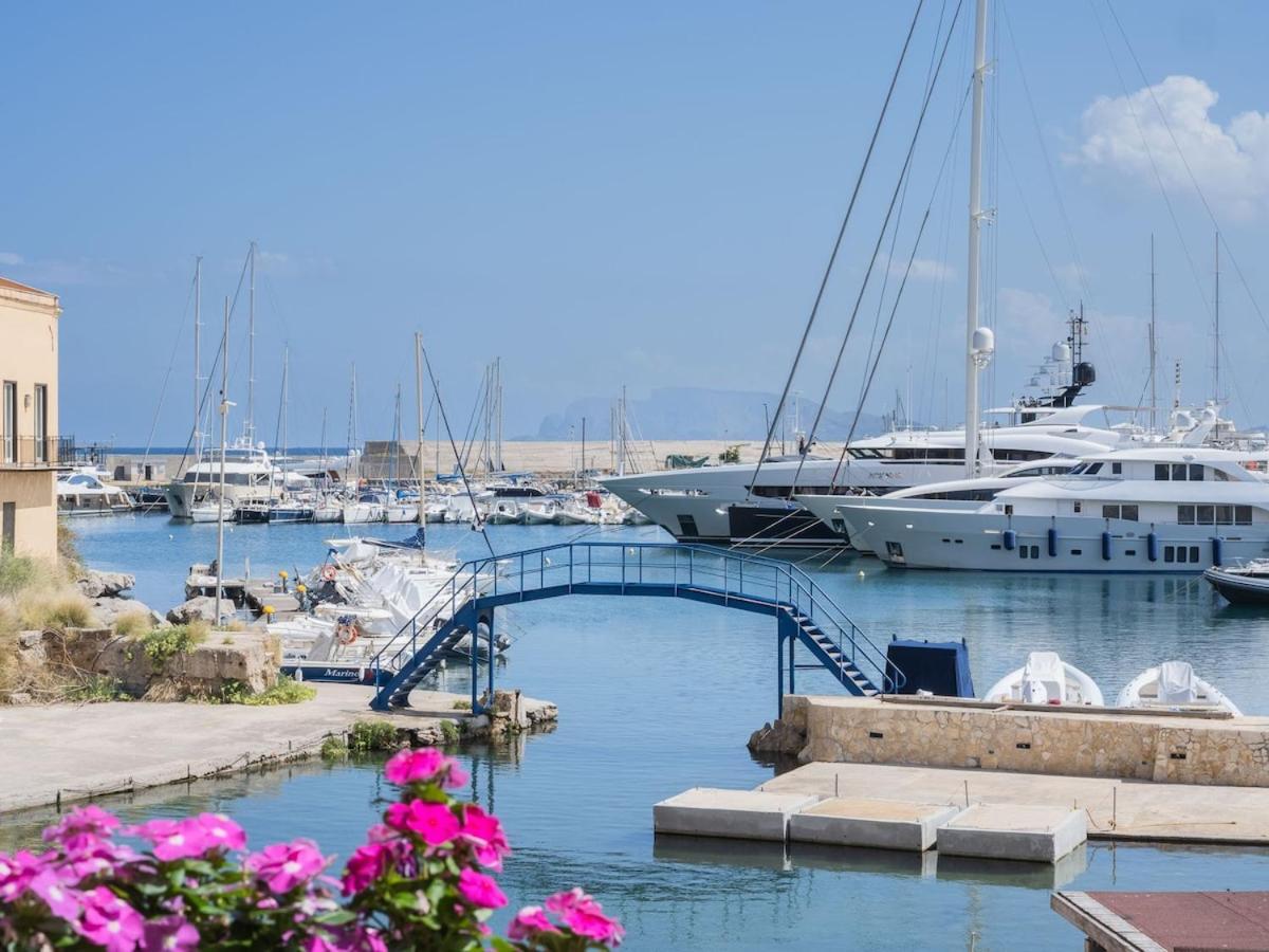 In Storica Lanterna Sul Mare Palermo