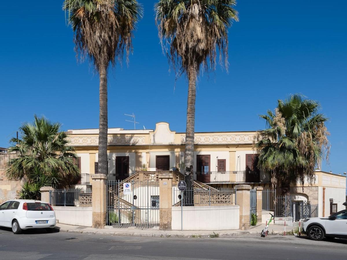 In Storica Lanterna Sul Mare