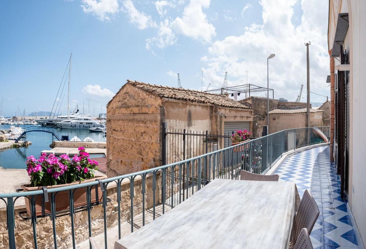 In Storica Lanterna Sul Mare Palermo