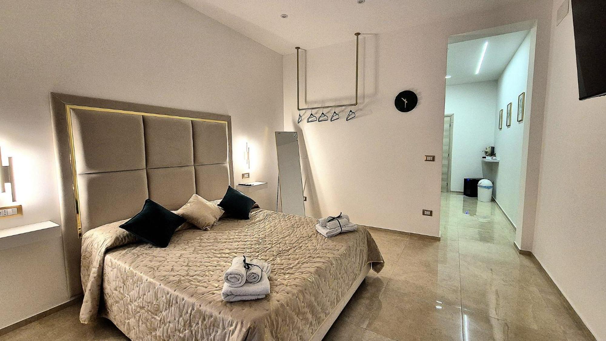 Broken Column Luxury Apartment