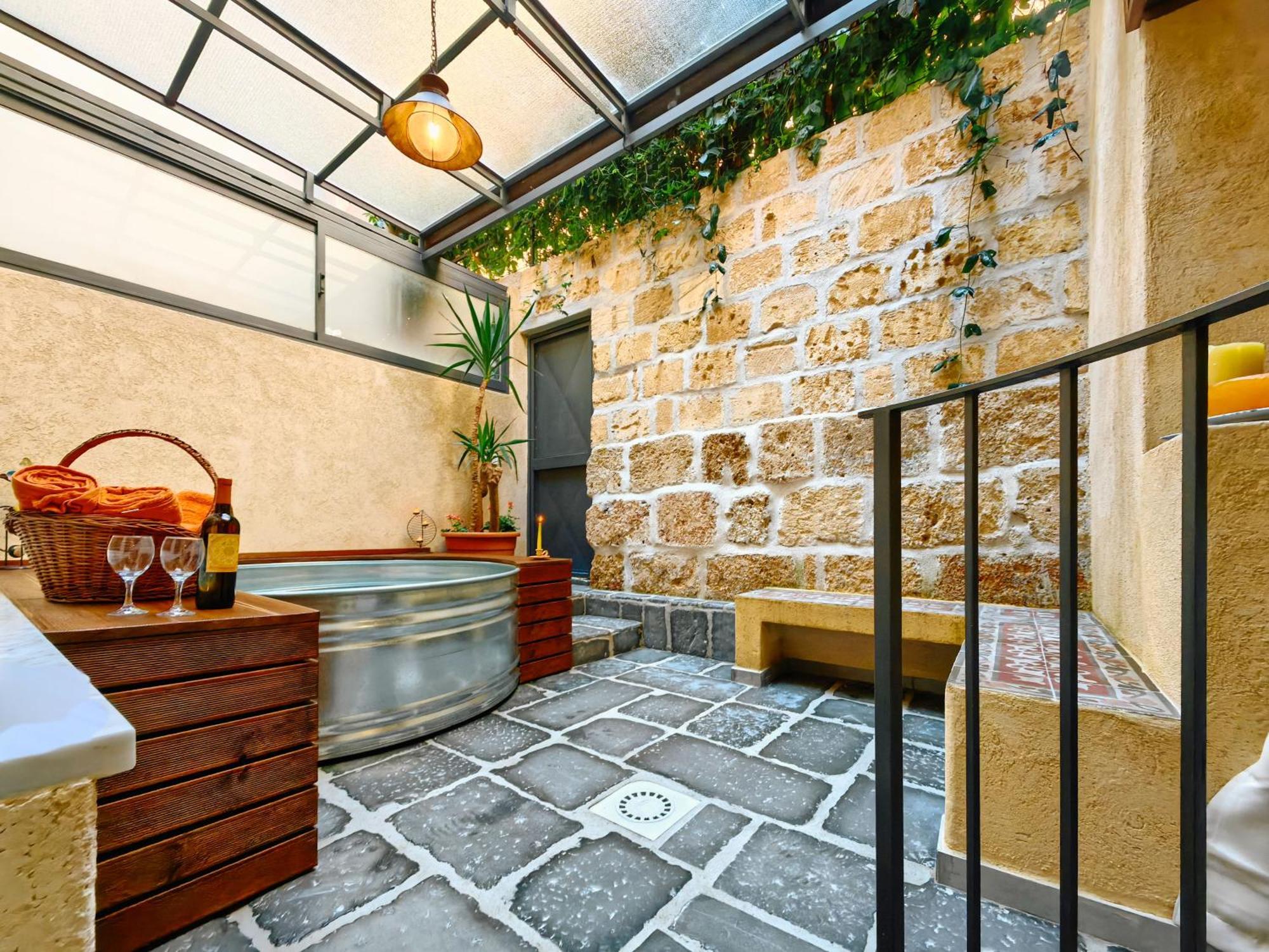 61, Urban Oasis With Mini Pool And Courtyard