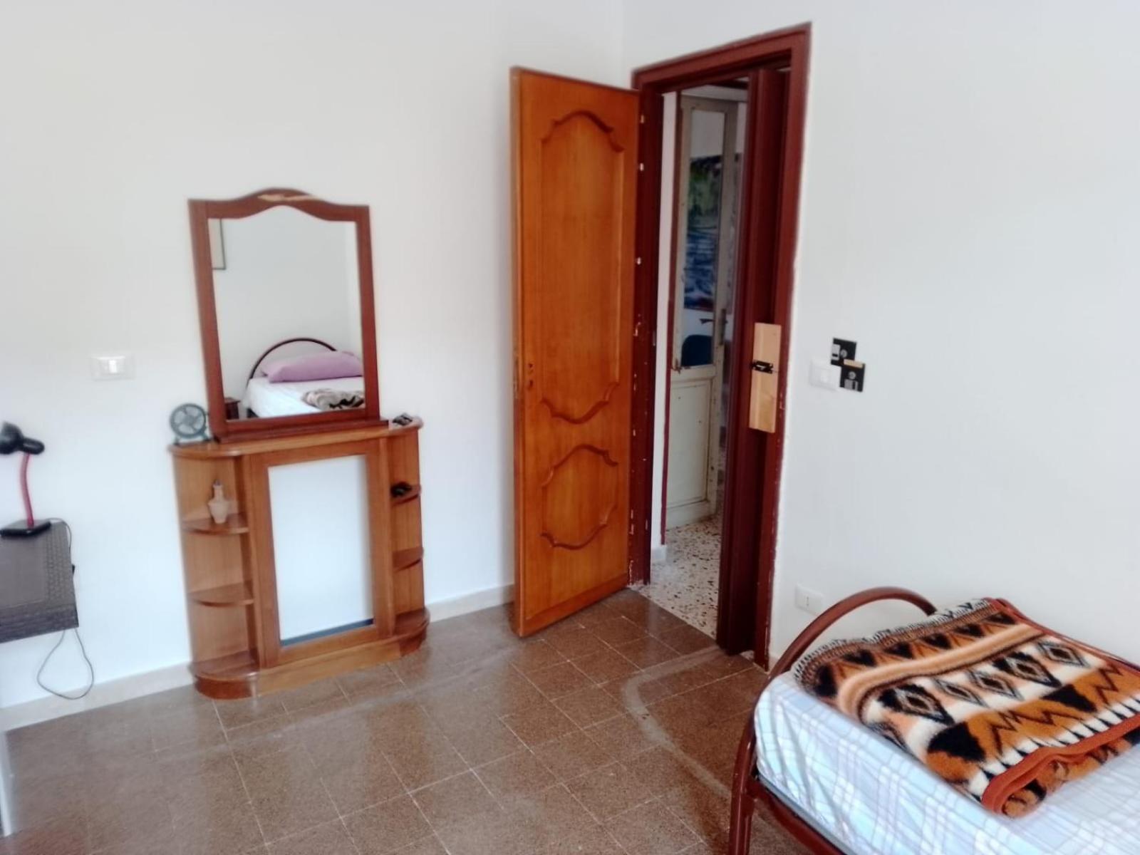 Apartment Thrifty, Quiet, Authentic With 2 Comfortable Single Beds