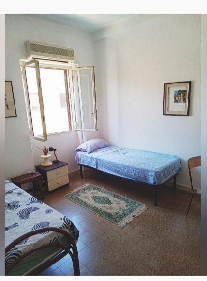 Thrifty, Quiet, Authentic With 2 Comfortable Single Beds Apartment