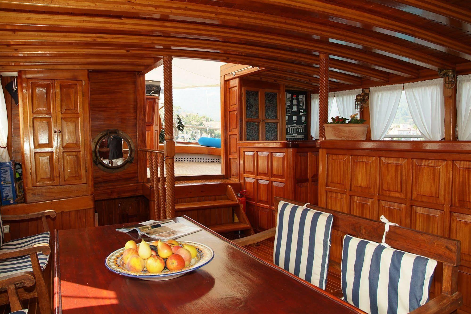 Boat And Breakfast Botel