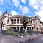 I Tri Aranci Di Piazza Politeama