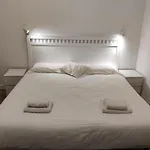 Oasis Hostel Apartment-Open Minded Libertine Naturists Age 18-36