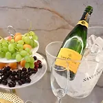 Raquel Suite And Spa