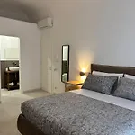 Historic Central Balcony Rooms & Apartment On Via Maqueda