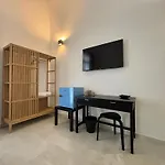Historic Central Balcony Rooms & Apartment On Via Maqueda