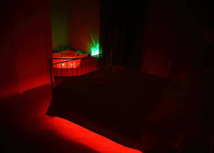 Oasis Hostel Apartment-Open Minded Libertine Naturists Age 18-36
