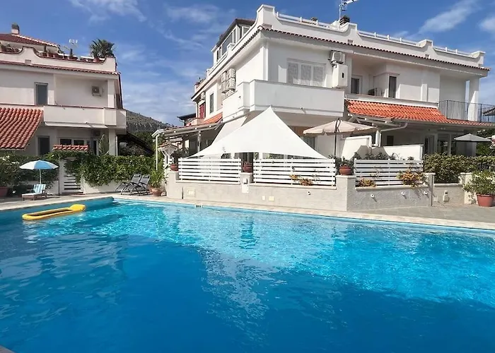 Full Semi-Garden Apartment In Villa At Mondello