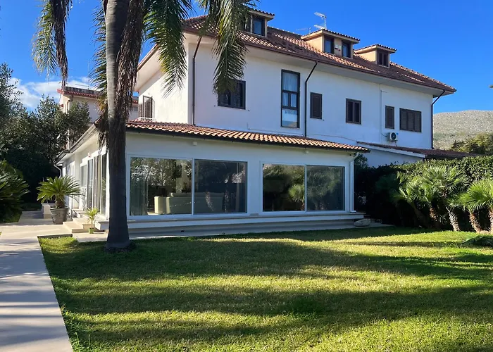 10 Via Eschilo Villa Monica