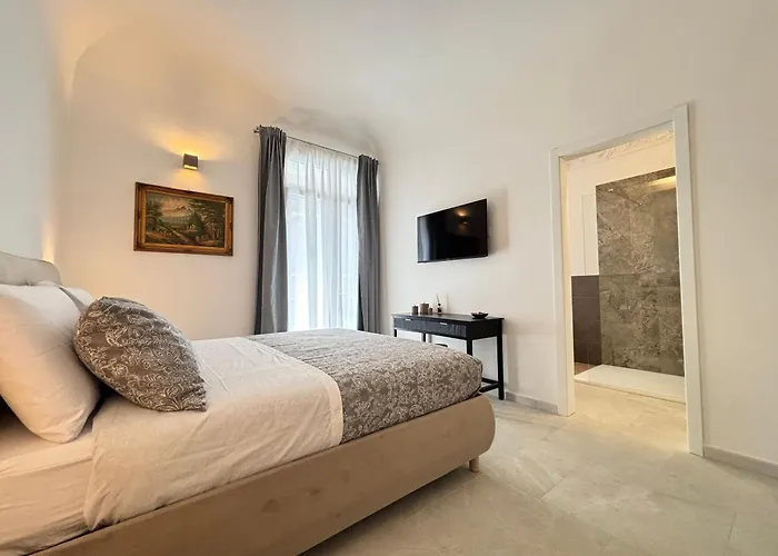 Historic Central Balcony Rooms & Apartment On Via Maqueda