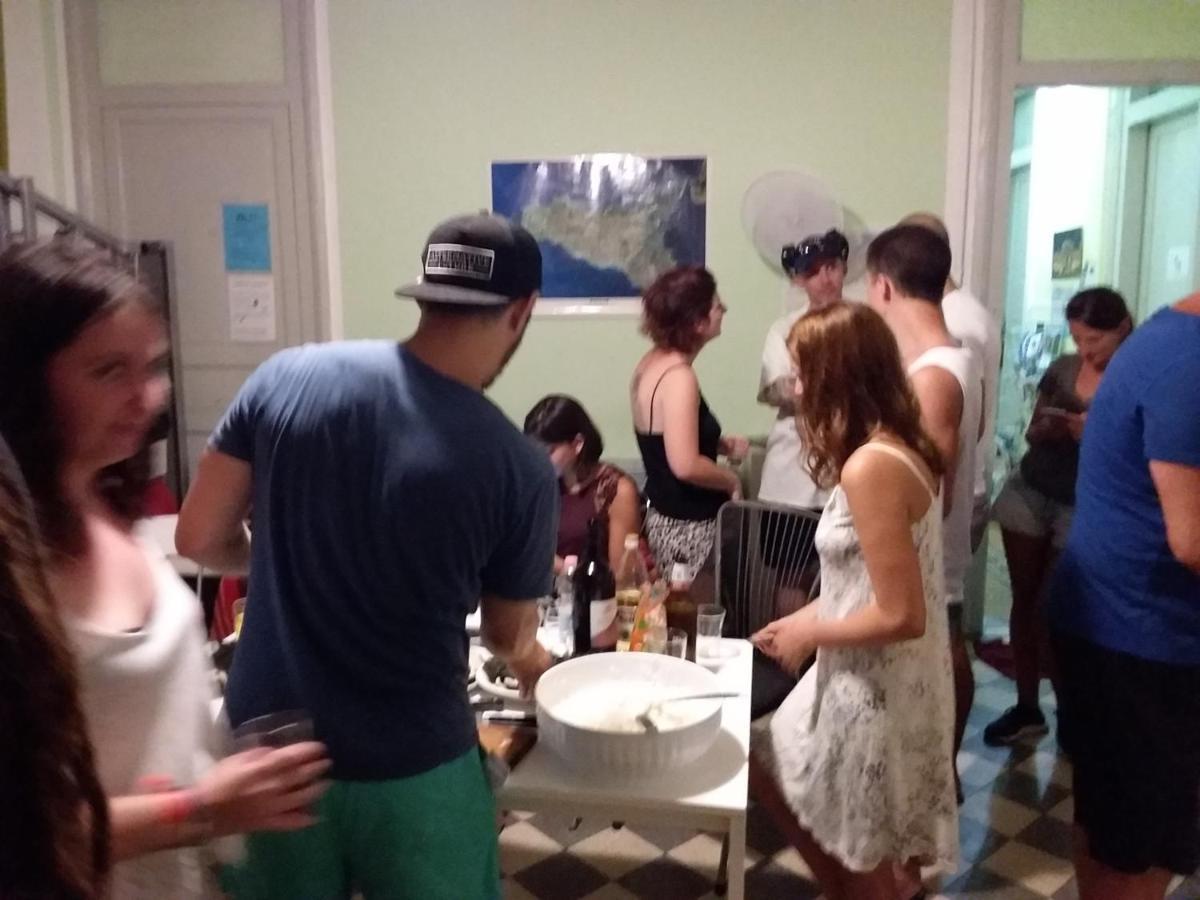 Albergue Lgb Students And Youth Tourists - New Friends Loves Flirt Adventures *