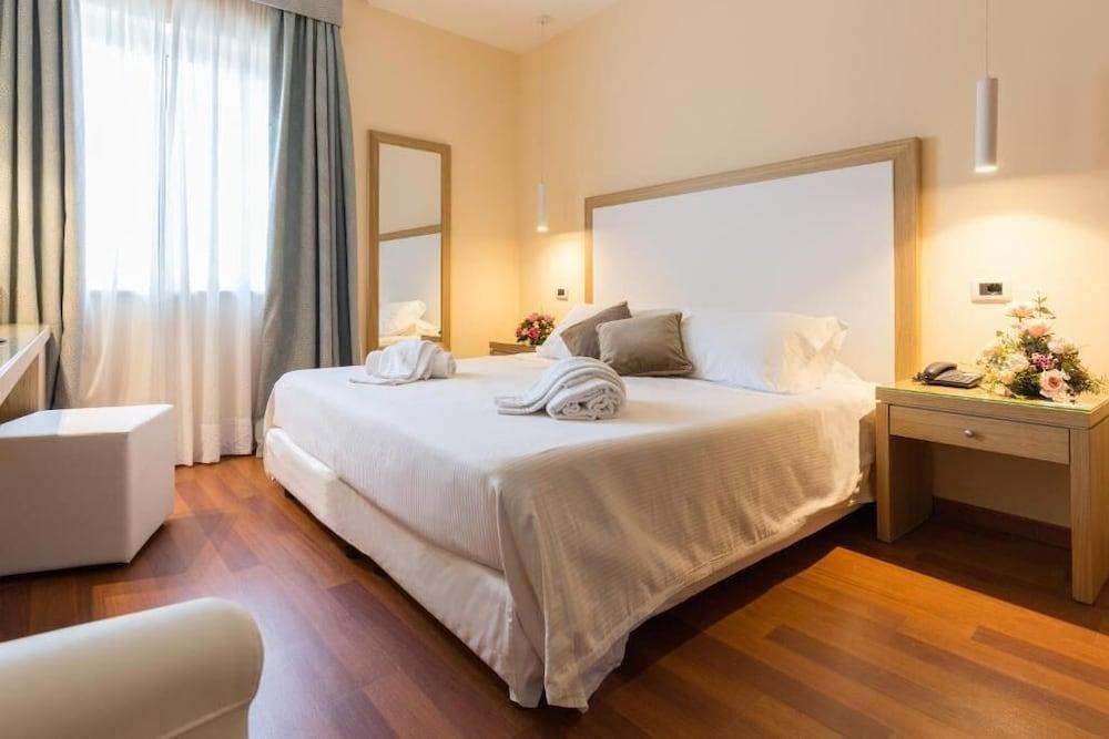 Esperia Hotel 3*