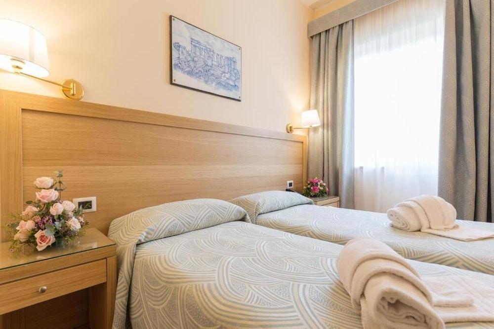 Esperia Hotel 3*
