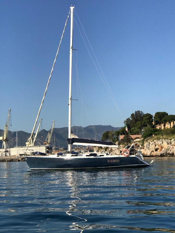 Botel Barca A Vela *