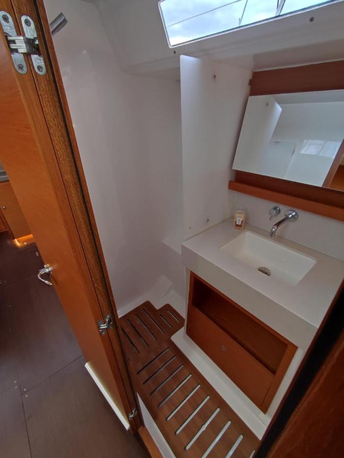 Sama Houseboat