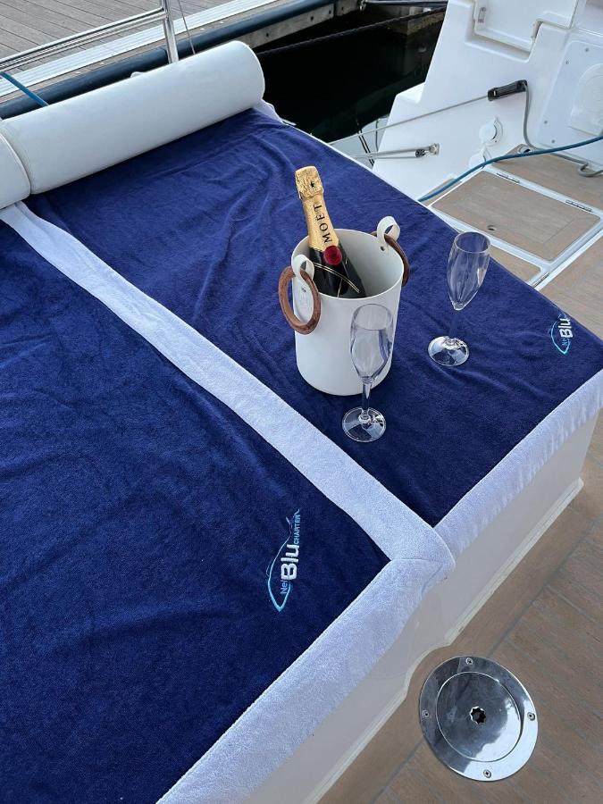 Botel Sama Houseboat Palermo