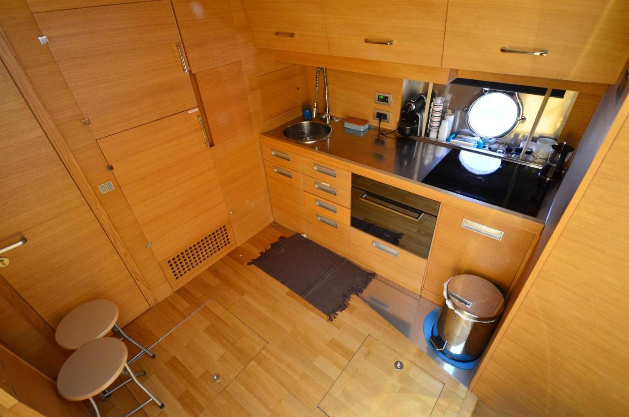 Botel Layla Yacht *