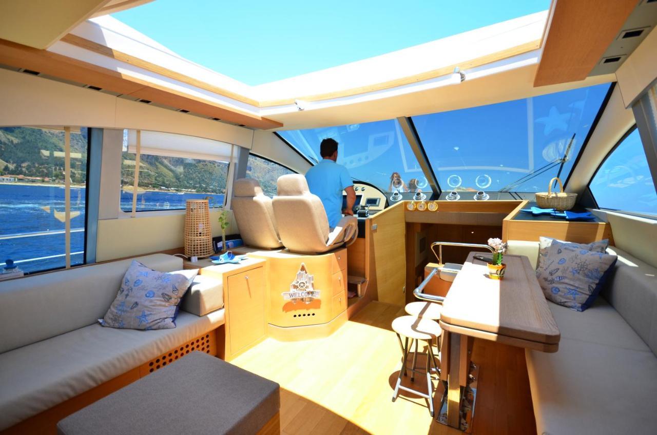 Layla Yacht Botel Palermo