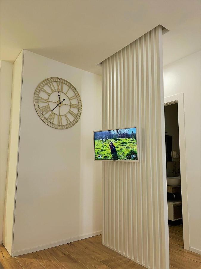 Wood & White Apartment *