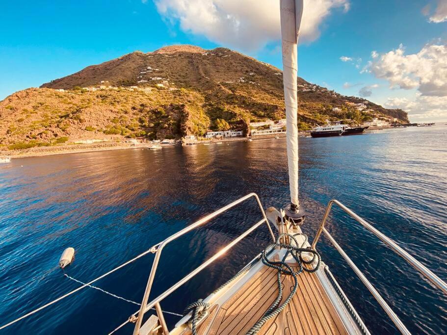 Boat And Breakfast Botel