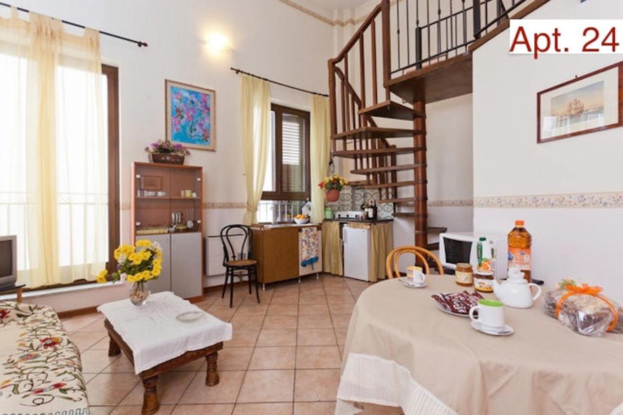 Charming Mezzanine Flat In Centre Apartamento
