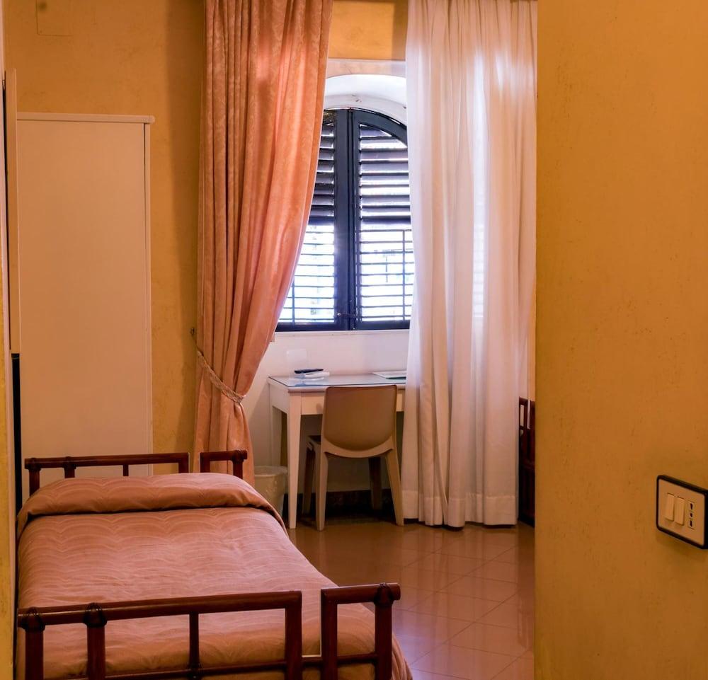 Joli Hotel