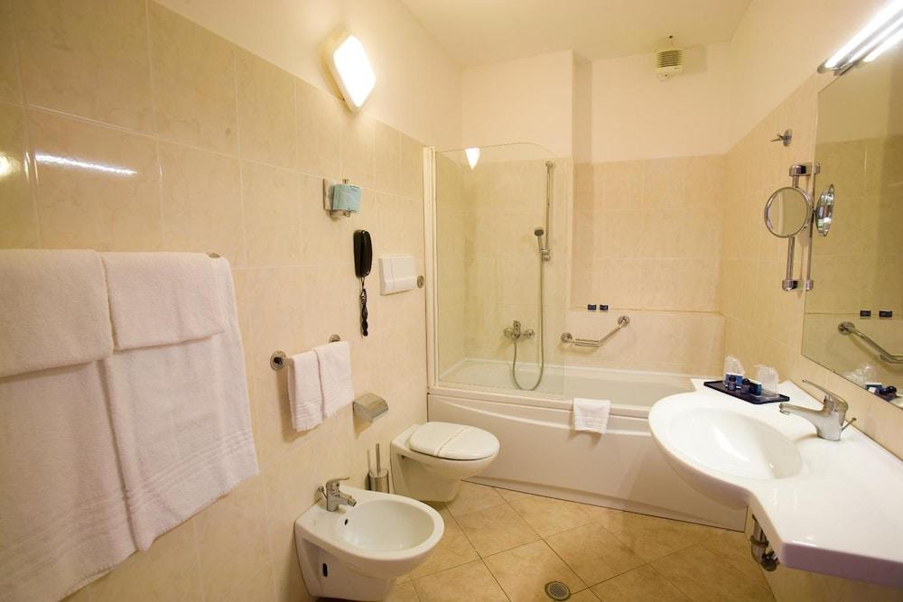 Esperia Hotel 3*