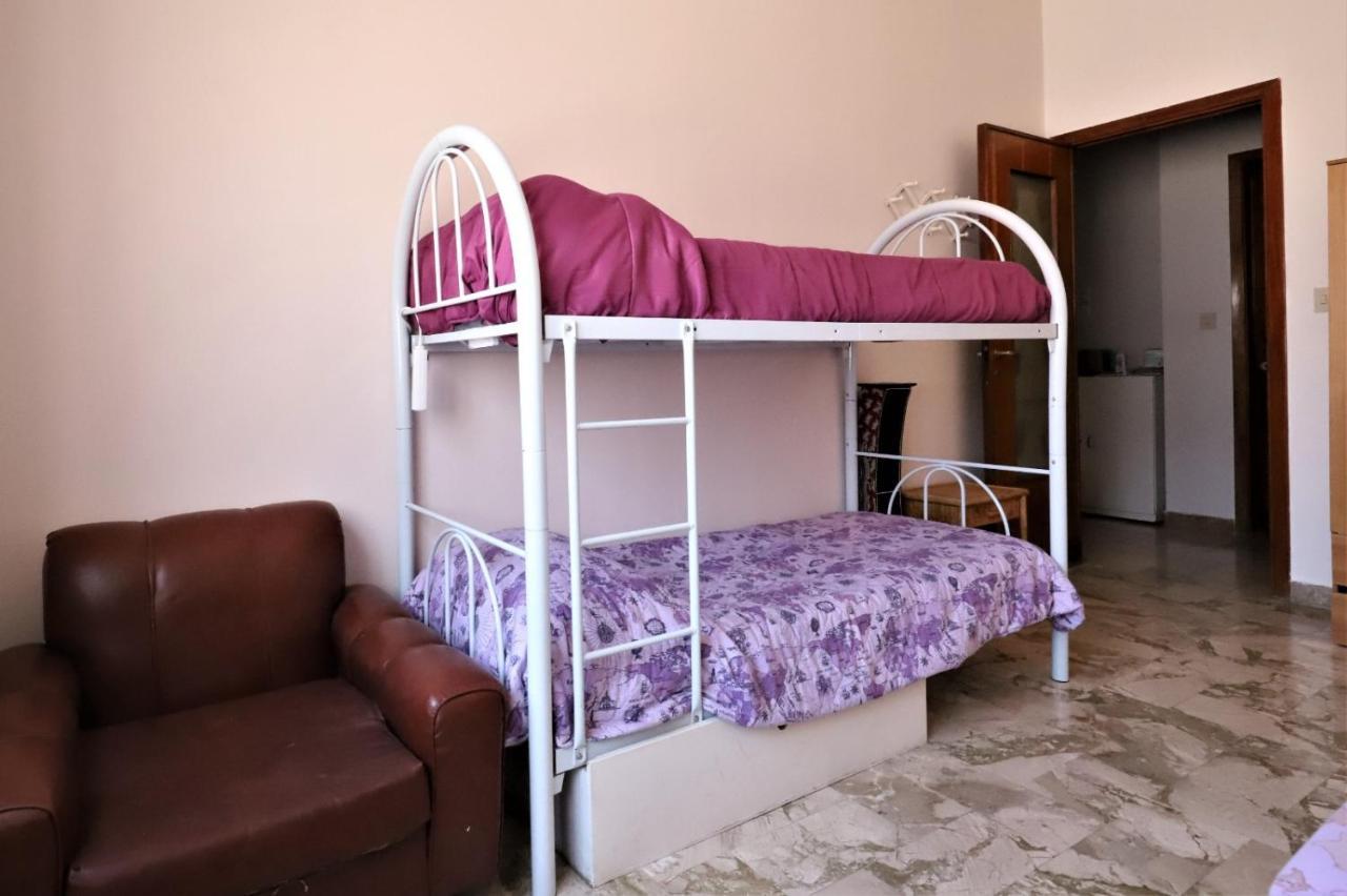 Aperitif - Happy Time - Naturist Culture Under 40 Tourists And Students - Free Bed For Volunteers *