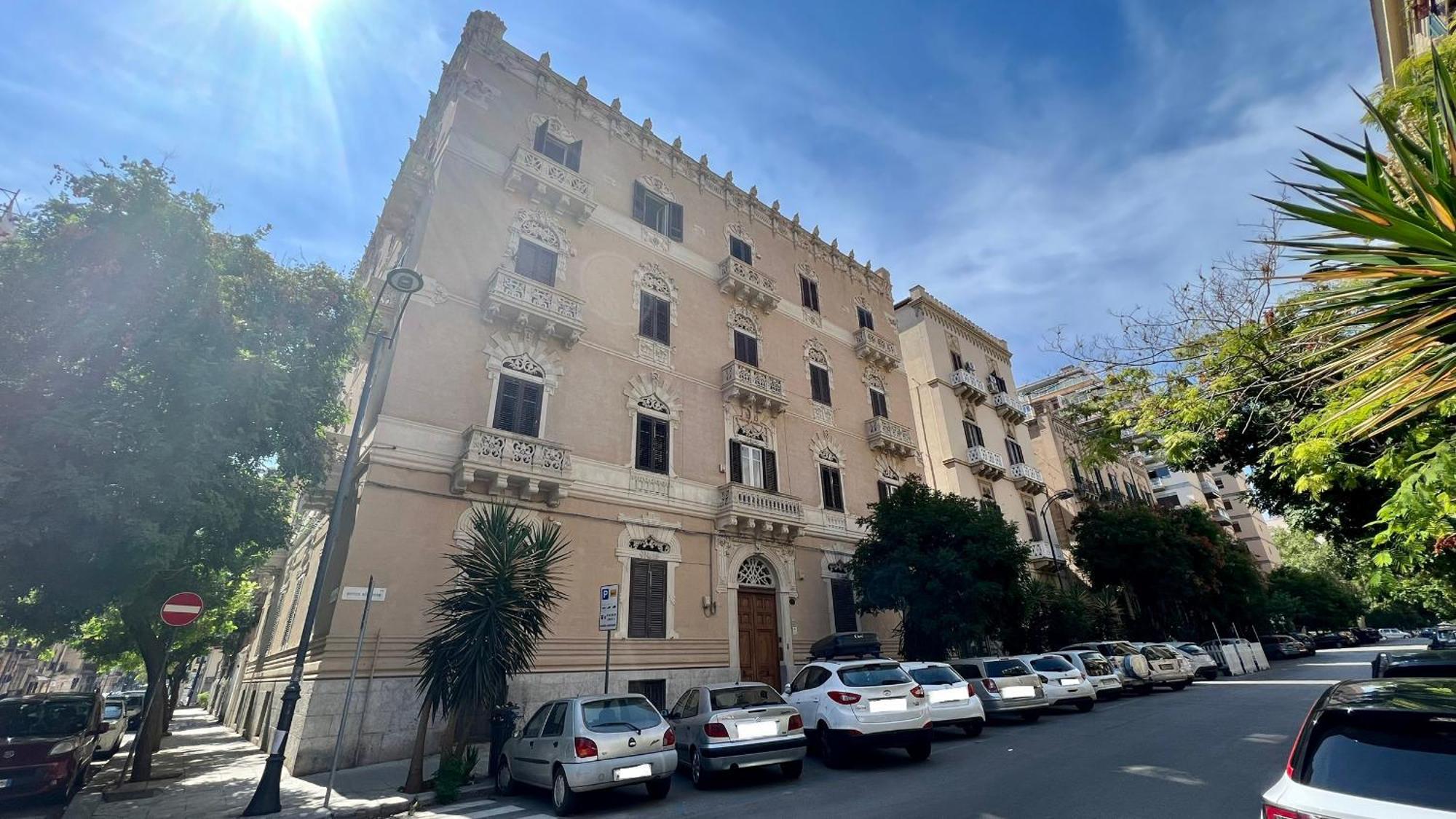 Intero In Centro Citta Via Liberta-piazza Croci-teatri Politeama E Massimo * Palermo