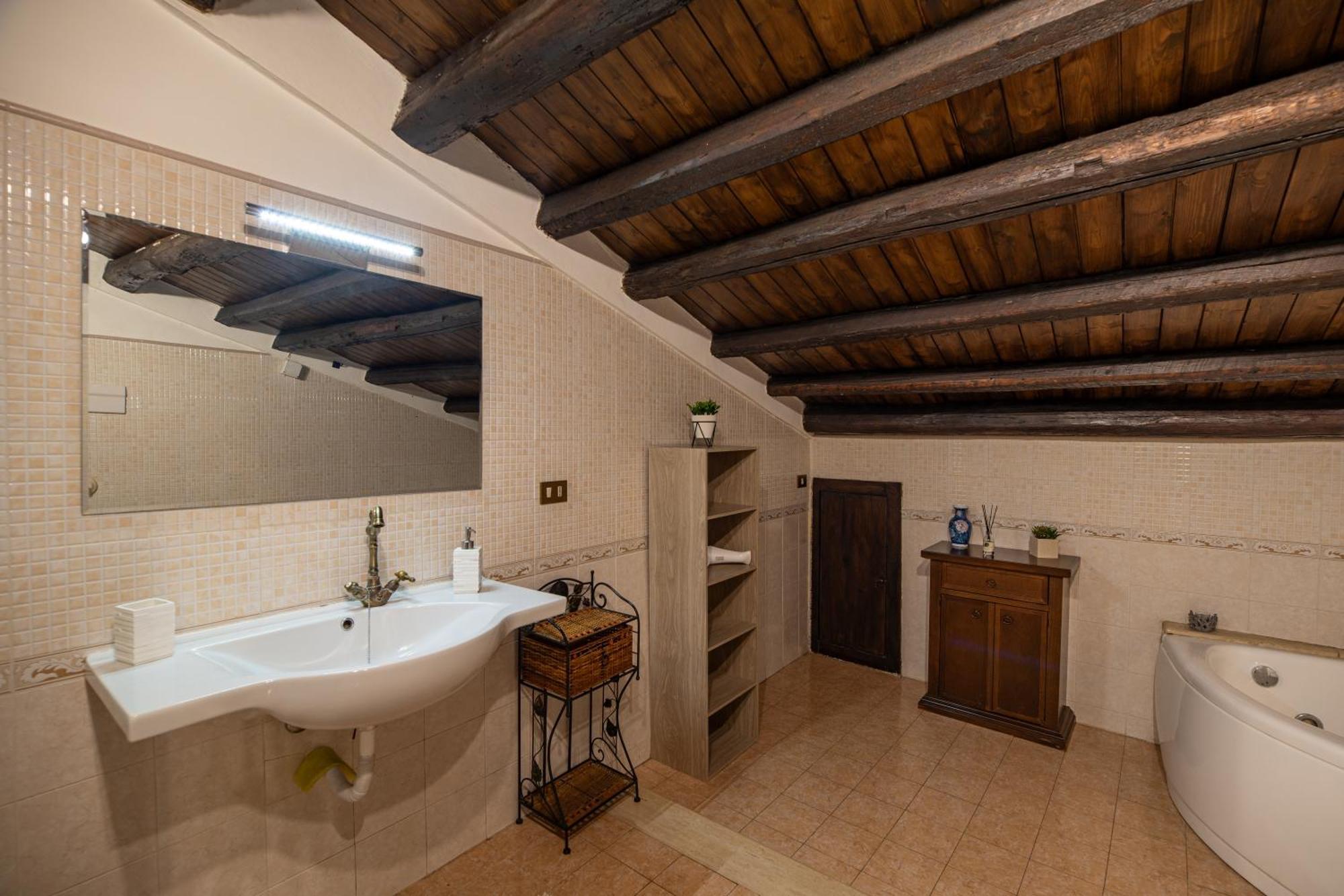 Large Historic Apt In * Palermo