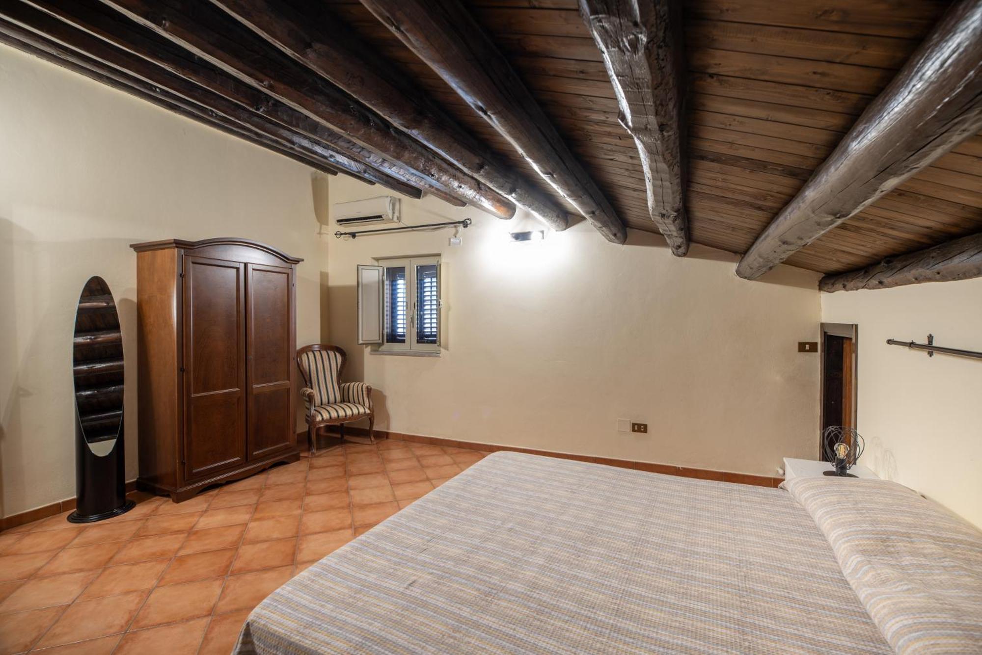 Apartment Large Historic Apt In