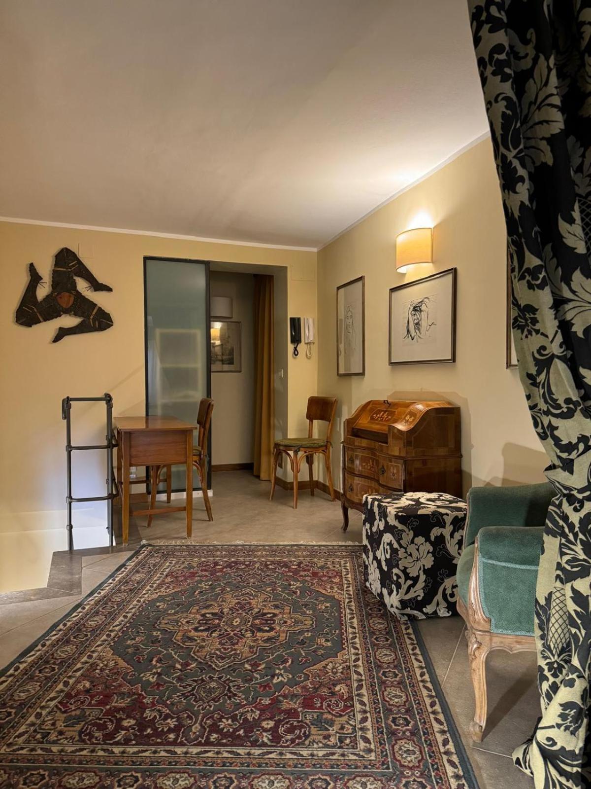 Apartment Voile Rouge