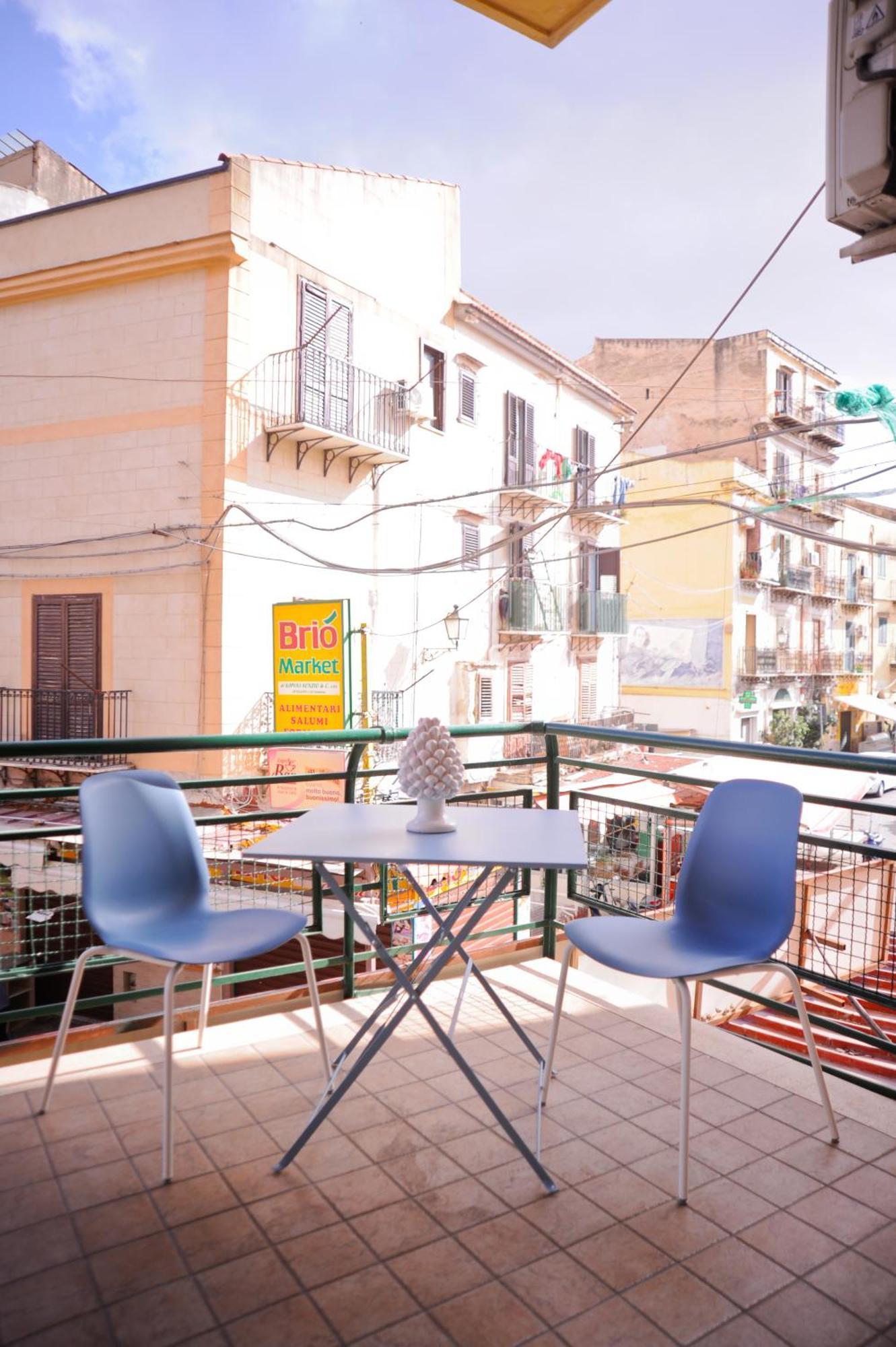 Le Finestre Su Ballaro Apartment