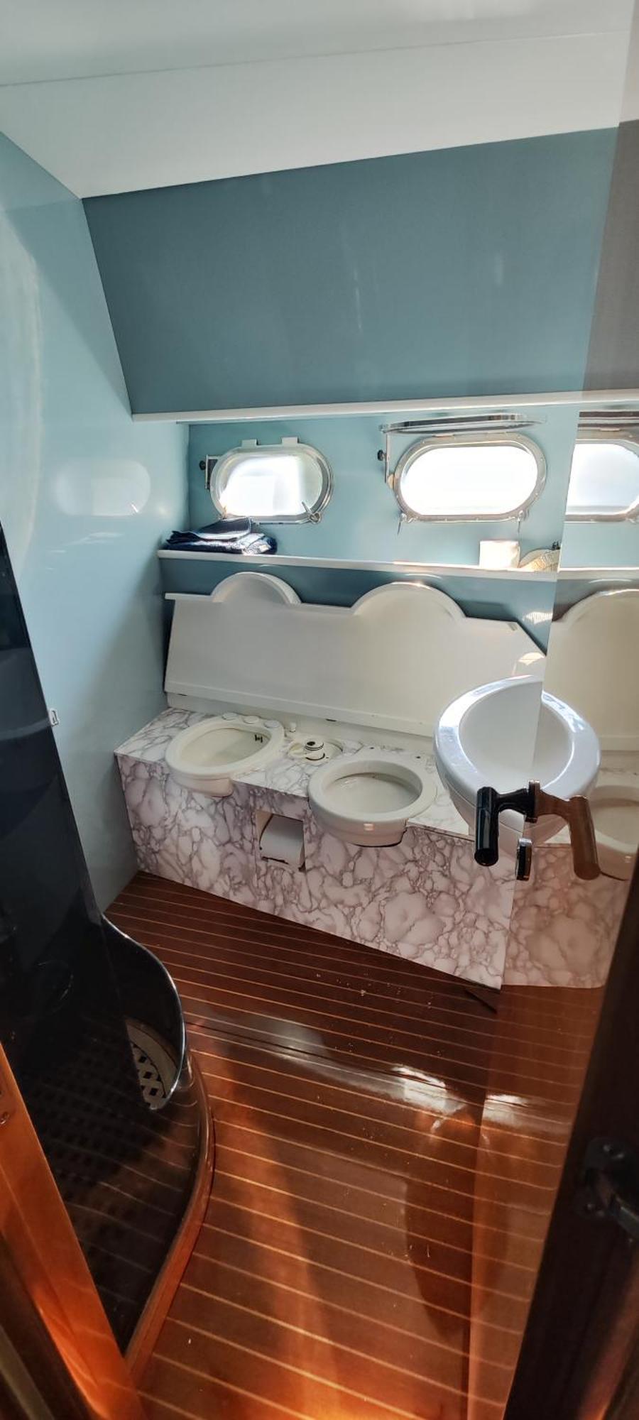 Botel Moonlight Houseboat *